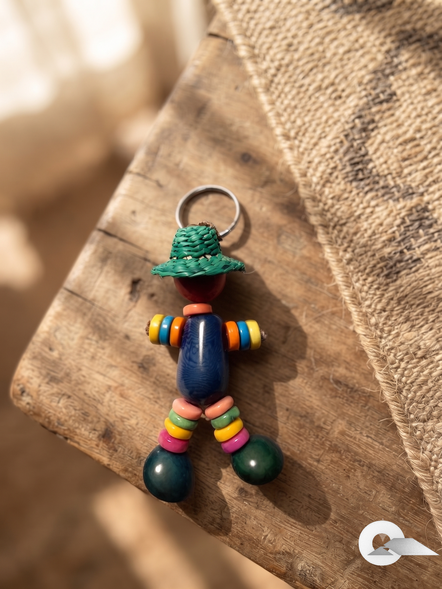 Χειροποίητο Μπρελόκ Little Traveler με Ψάθινο Καπέλο & Τάγκουα