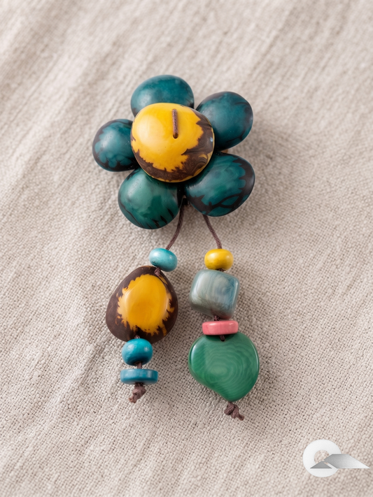 Χειροποίητη Καρφίτσα Eco-Bohemian Textiles Λουλούδι με Charms | Τάγκουα Εκουαδόρ